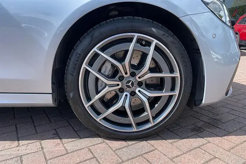 Begagnad Mercedes E400 AMG Line Premium 334 HK (245 kW) 2023 Silver Sedan