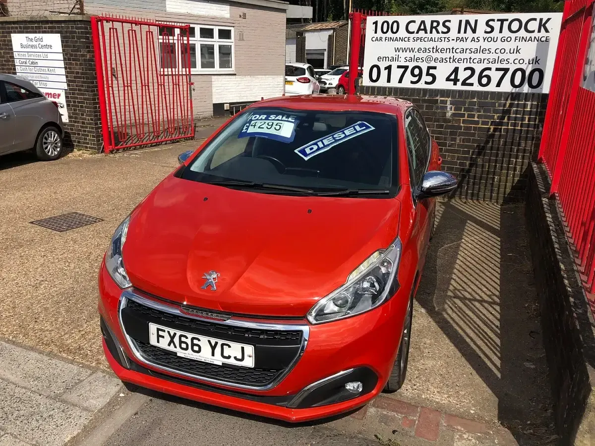 Used Peugeot 208 Allure 100 HP (73 kW) 2017 Orange Hatchback