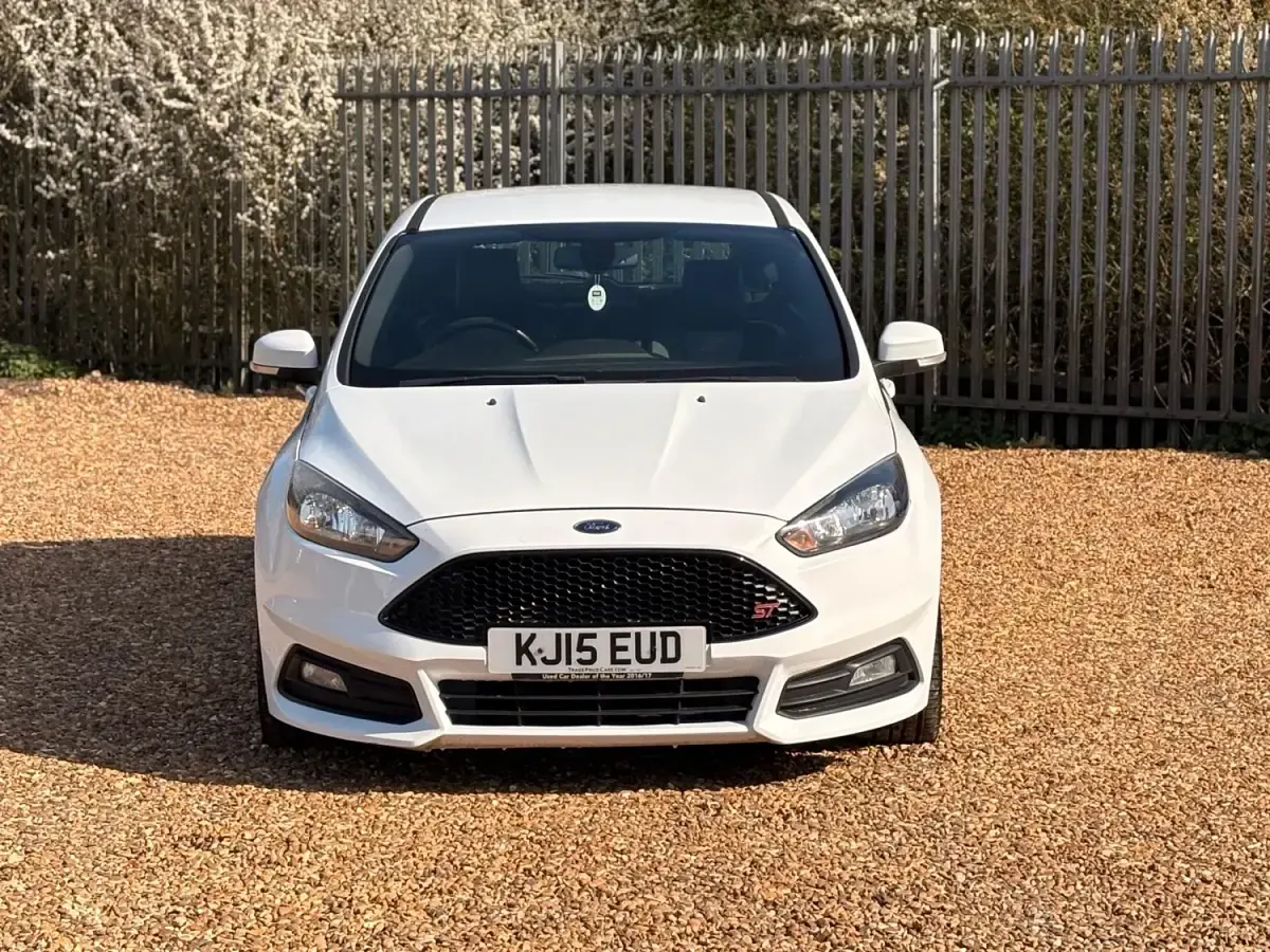 Usado Ford Focus ST 250 HP (183 kW) 2015 Branco Citadino