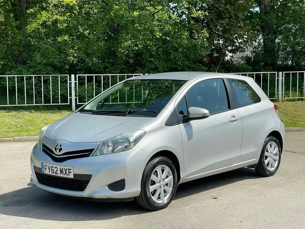 Used Toyota Yaris 90 HP (66 kW) 2012 Silver Hatchback