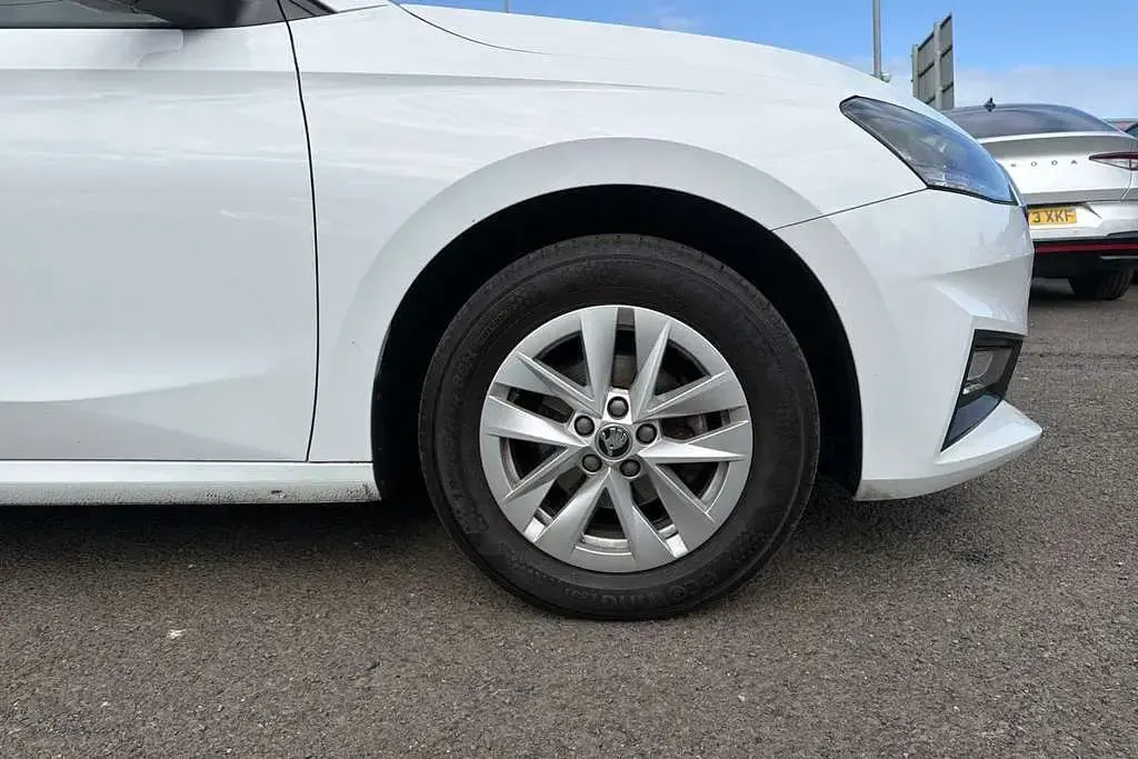 Begagnad Skoda Fabia Comfort 79 HK (58 kW) 2023 Vit Halvkombi