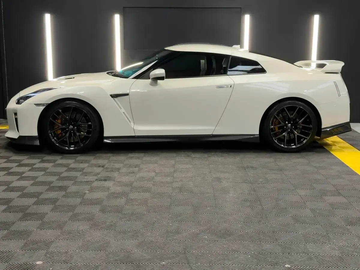 Used Nissan GT-R Prestige 570 HP (419 kW) 2016 White Coupe