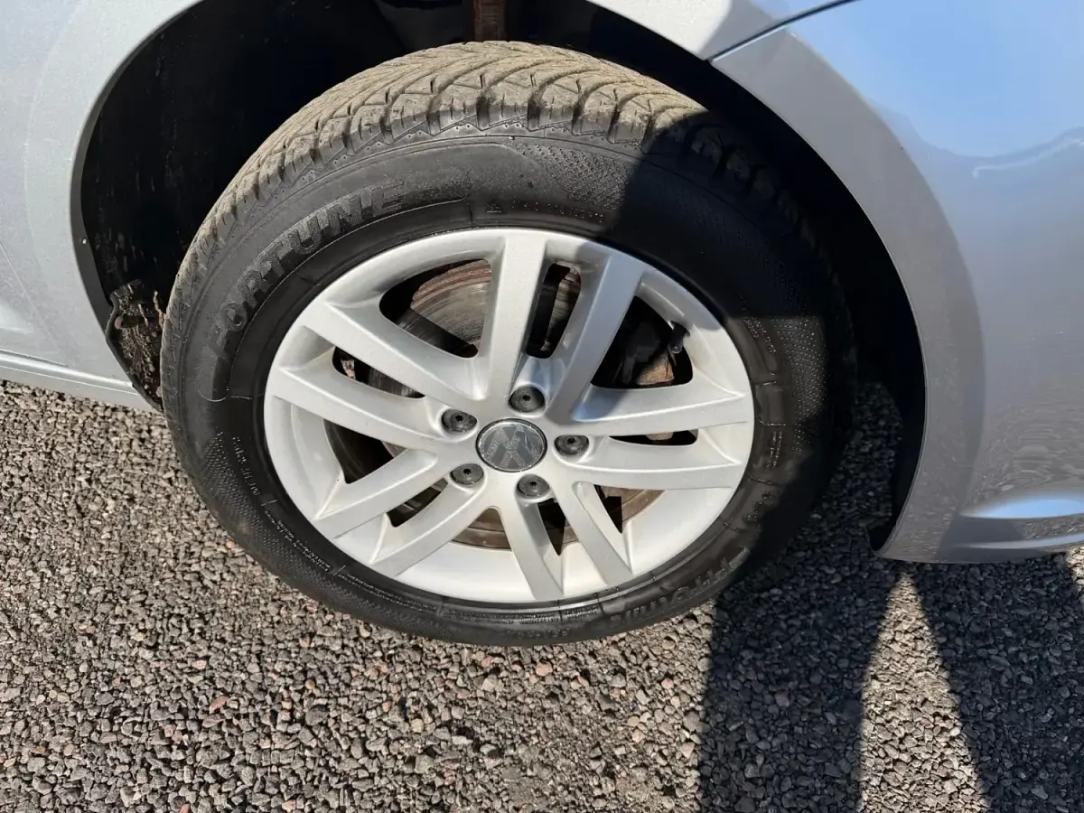 Begagnad VW Touran SE 105 HK (77 kW) 2015 Silver Minibuss