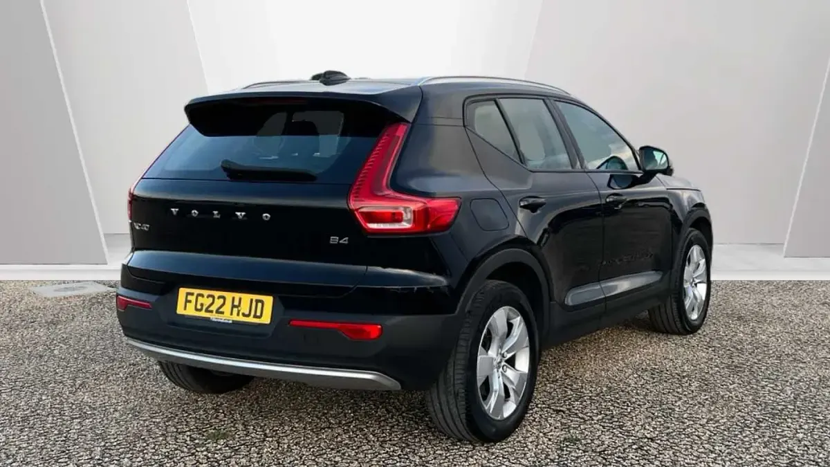 Used Volvo XC40 Momentum 194 HP (142 kW) 2022 Black SUV