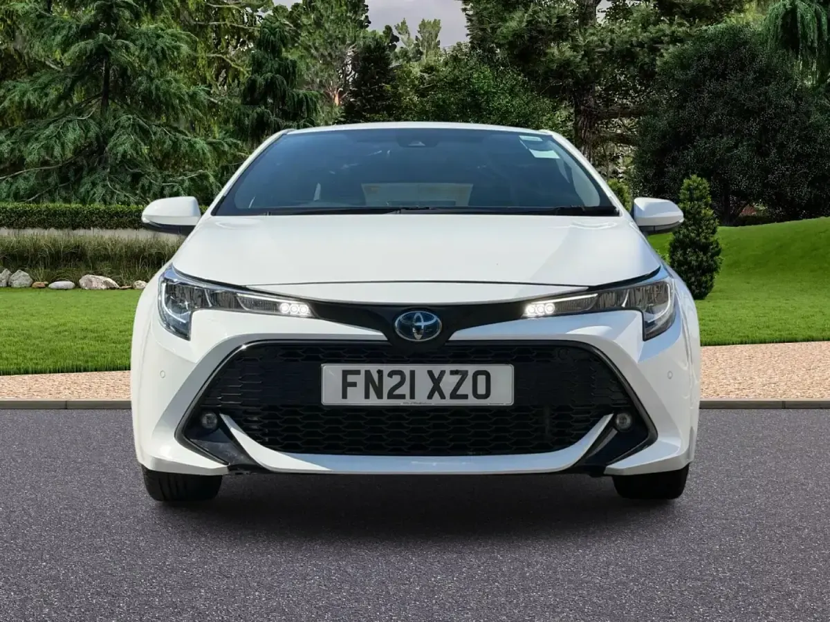 Used Toyota Corolla 122 HP (89 kW) 2021 White Hatchback