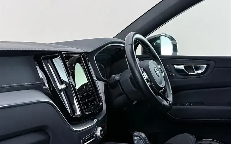 Used Volvo XC60 R-Design Pro 390 HP (286 kW) 2021 White SUV