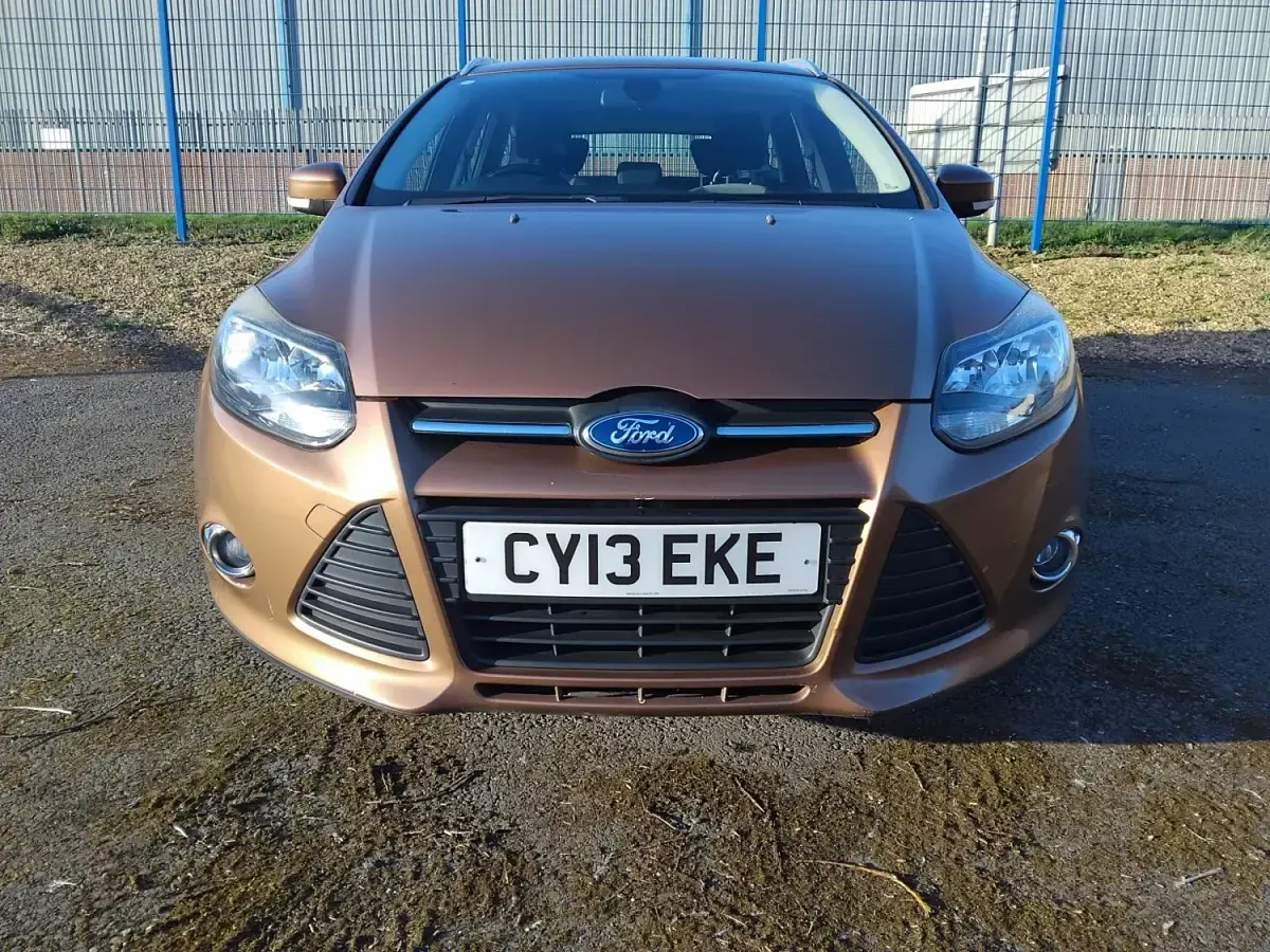 Usado Ford Focus Zetec 125 HP (91 kW) 2013 Castanho Carrinha