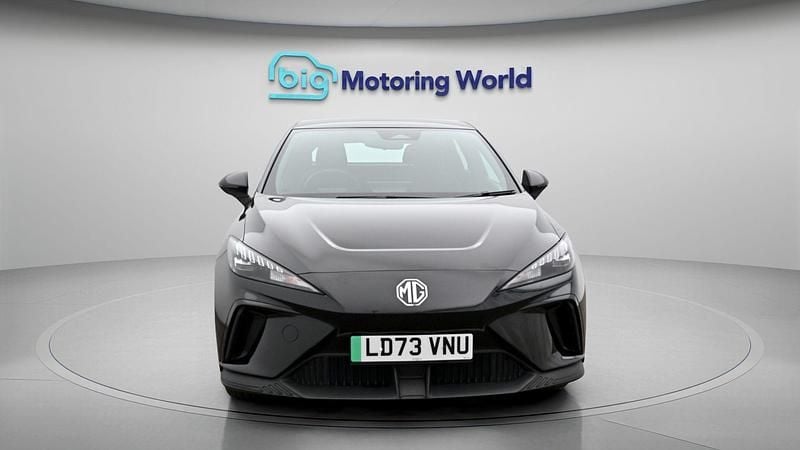Begagnad MG MG4 EV SE 319 kW (435 HK) 2023 Svart Halvkombi