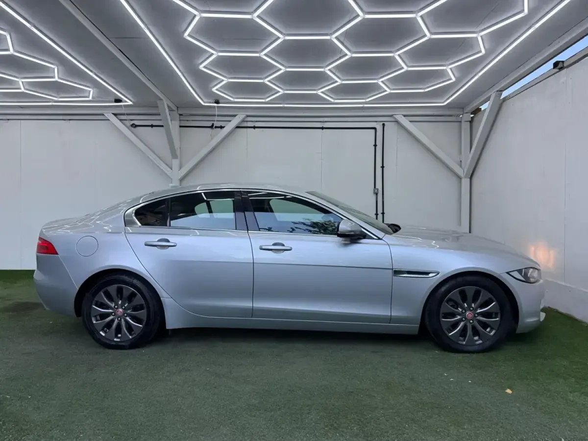 Używany Jaguar XE Prestige 180 KM (132 kW) 2015 Srebrny Sedan/Limuzyna