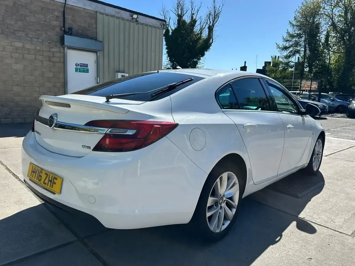 Second-hand Vauxhall Insignia SRi 170 CP (125 kW) 2016 Alb Hatchback
