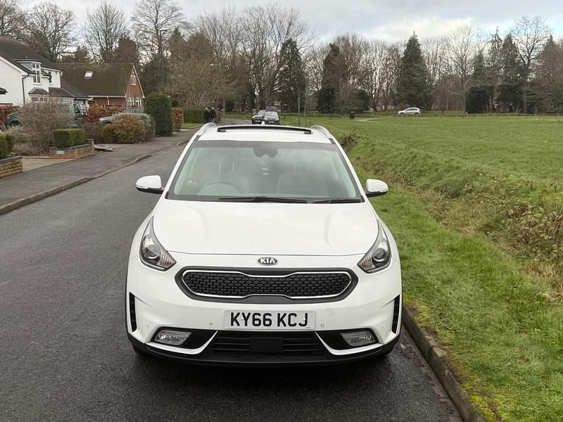 Used Kia Niro First Edition 139 HP (102 kW) 2016 White SUV
