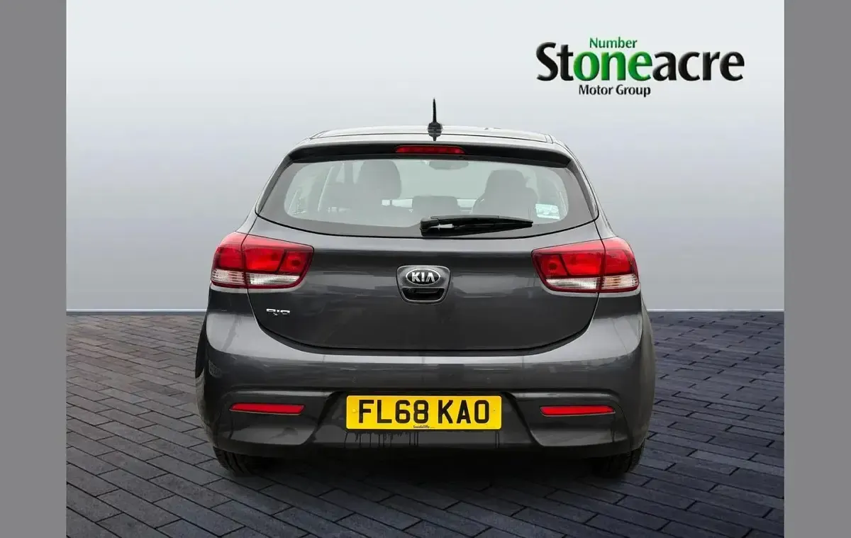 Usado Kia Rio 100 CV (73 kW) 2018 Gris Utilitario