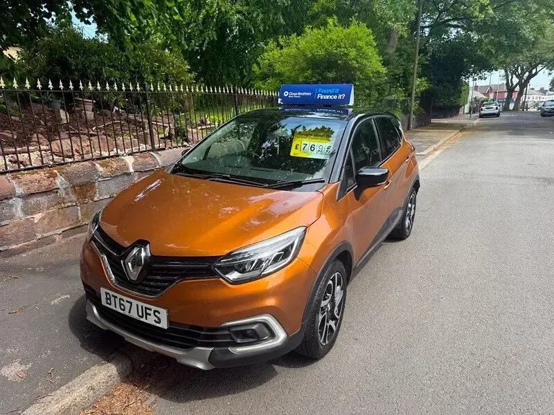 Used Renault Captur Dynamique 90 HP (66 kW) 2017 Orange/black SUV