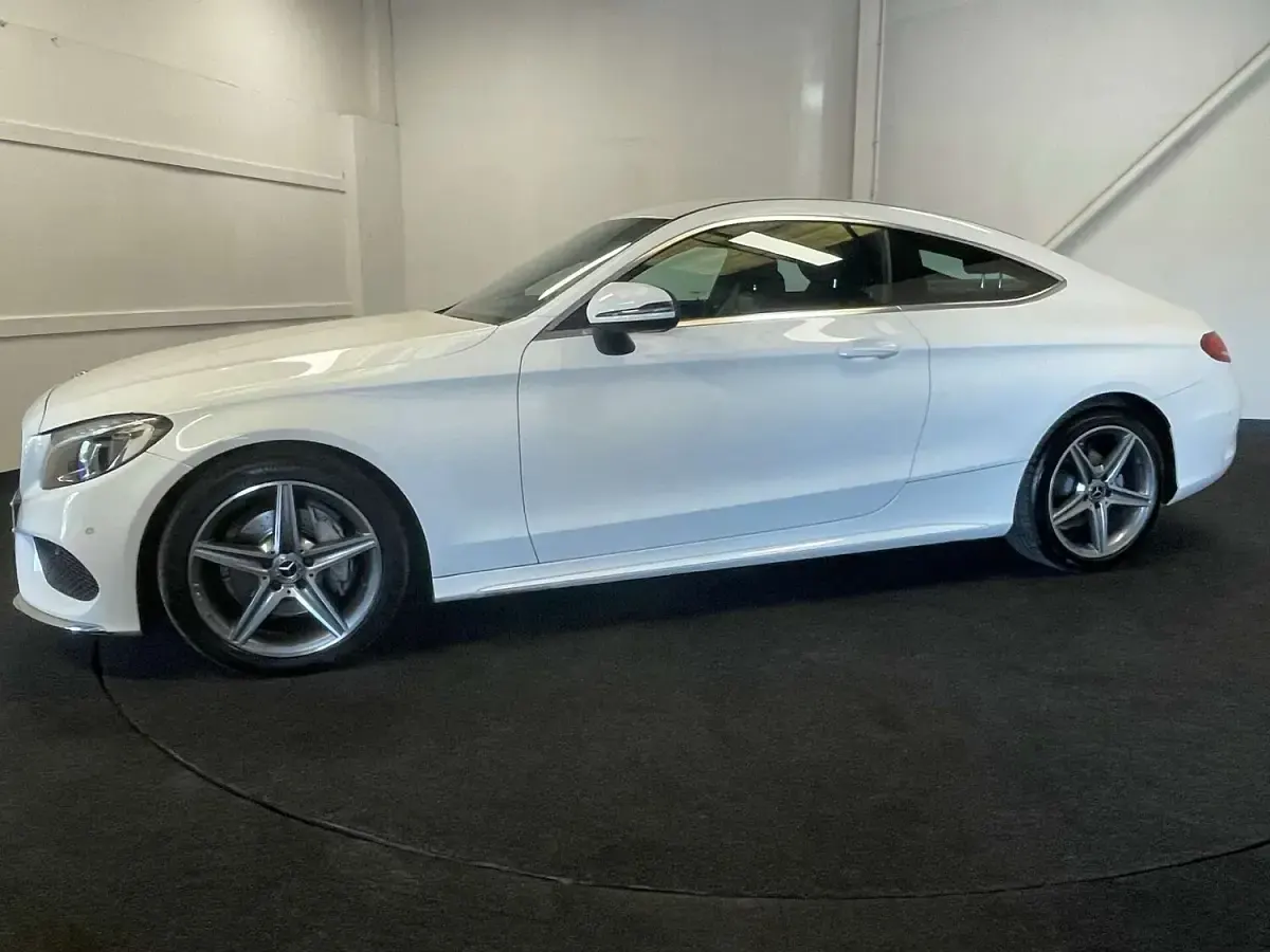 Usado Mercedes C220 AMG line 170 CV (125 kW) 2018 Blanco Coupe