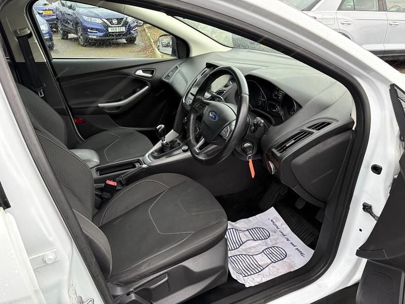 Used Ford Focus Zetec 120 HP (88 kW) 2016 Frozen white Hatchback