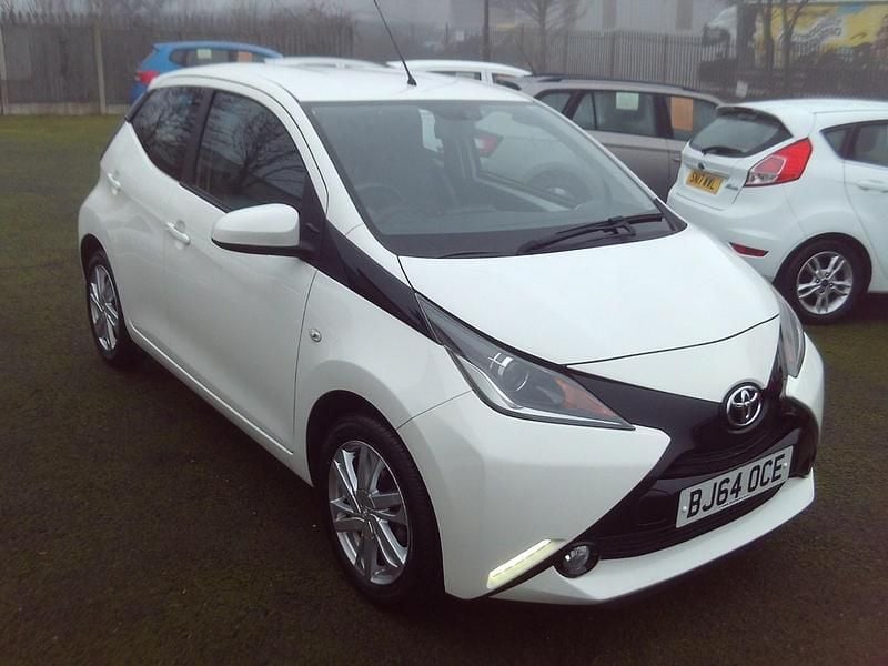 White Used 2014 Toyota Aygo x-press Hatchback | £6,195 (Fair price) - Image 1/4