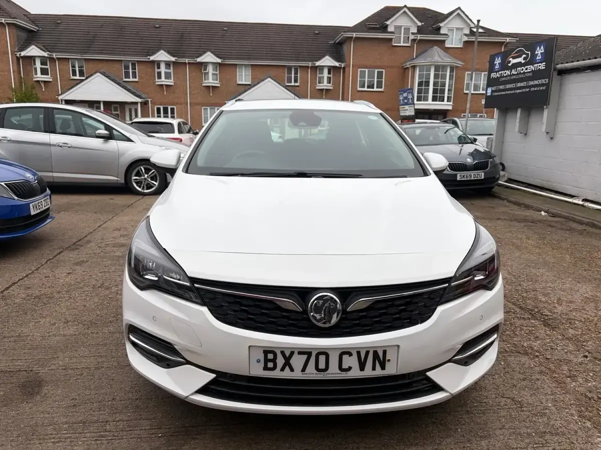 Used Vauxhall Astra SRi 145 HP (106 kW) 2020 White Estate