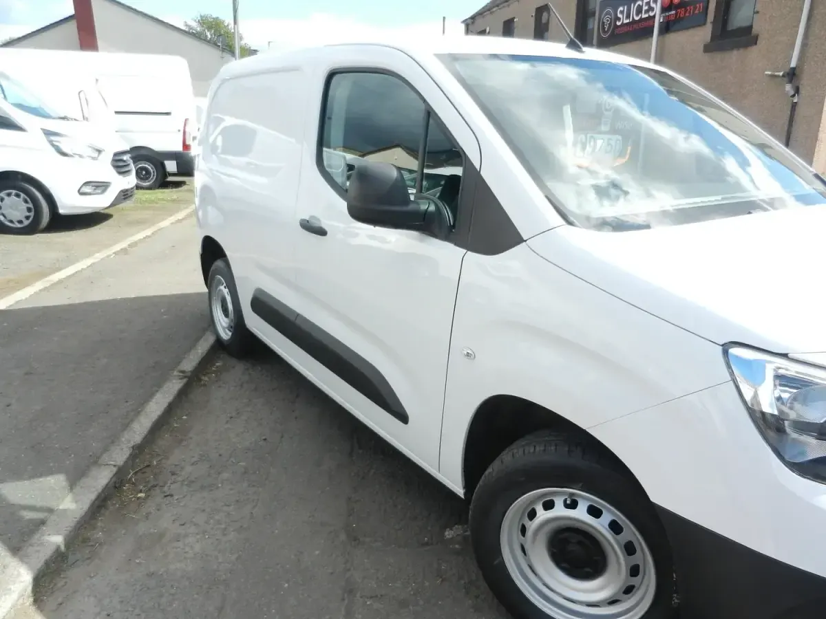 Used Vauxhall Combo 100 HP (73 kW) 2022 White MPV