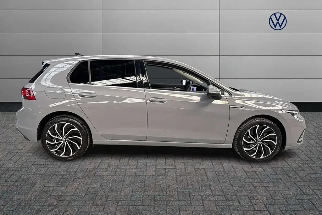 Second-hand VW Golf VIII Edition 130 CP (95 kW) 2023 Gri Hatchback