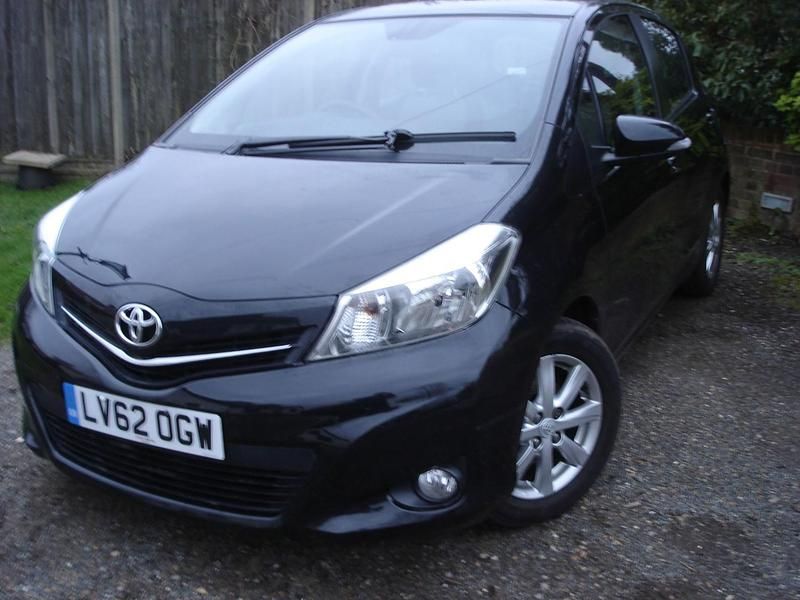 Begagnad Toyota Yaris 2012 Svart Halvkombi