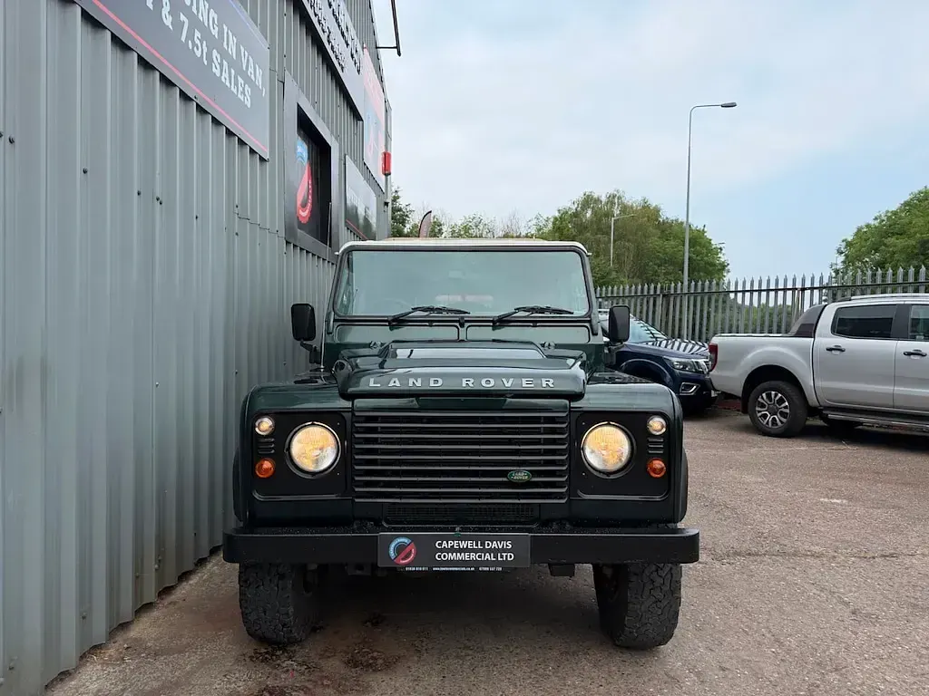 Used Land Rover Defender 122 HP (89 kW) 2009 Green Pickup