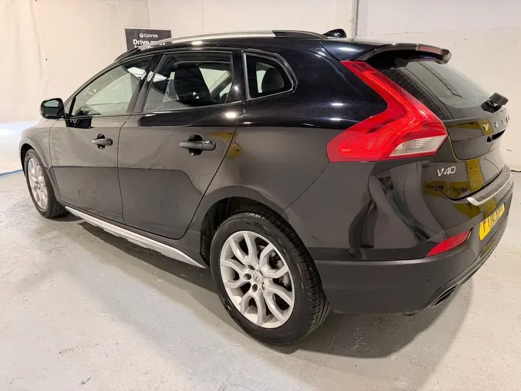 Used Volvo V40 Pro 120 HP (88 kW) 2016 Black Hatchback