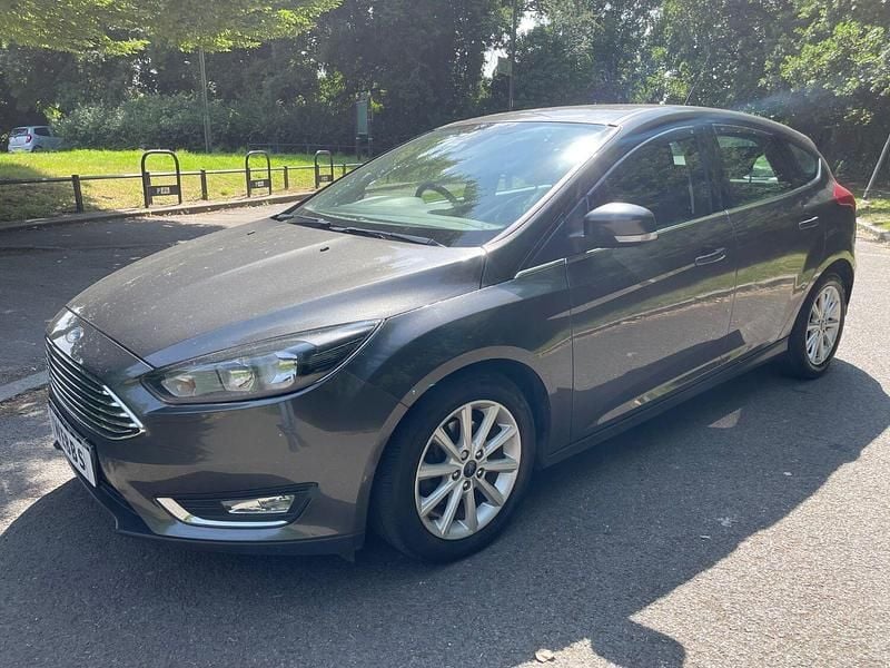 Used Ford Focus Titanium 120 HP (88 kW) 2016 Grey Hatchback