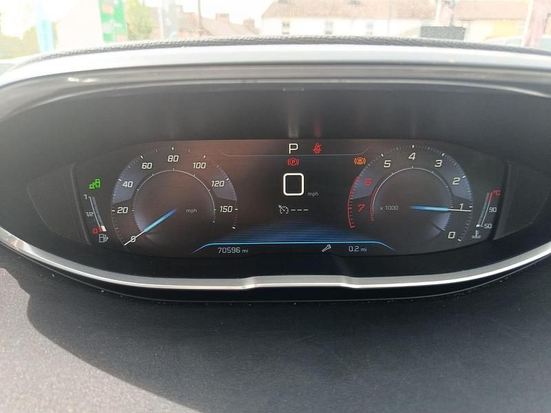 Usado Peugeot 5008 Allure 163 HP (119 kW) 2017 Verde Monovolume