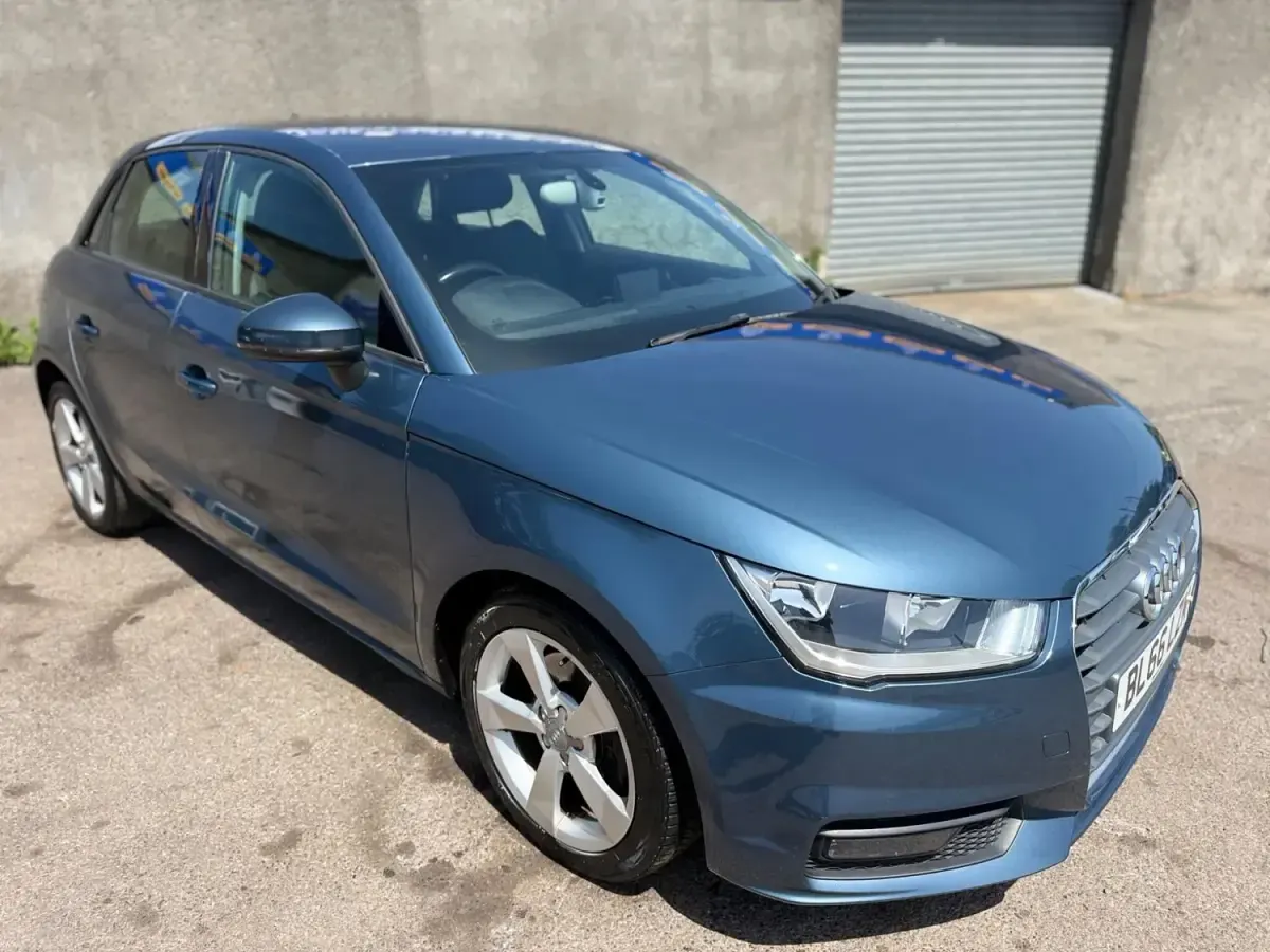 Usado Audi A1 Sportback Sport 116 HP (85 kW) 2016 Azul Citadino