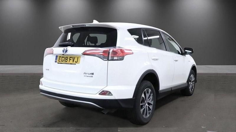 Used Toyota RAV4 197 HP (144 kW) 2018 White SUV