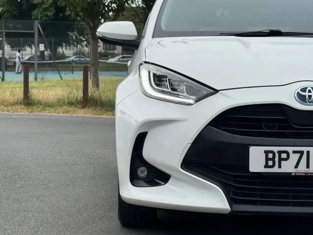 Used Toyota Yaris Design 116 HP (85 kW) 2022 White Hatchback