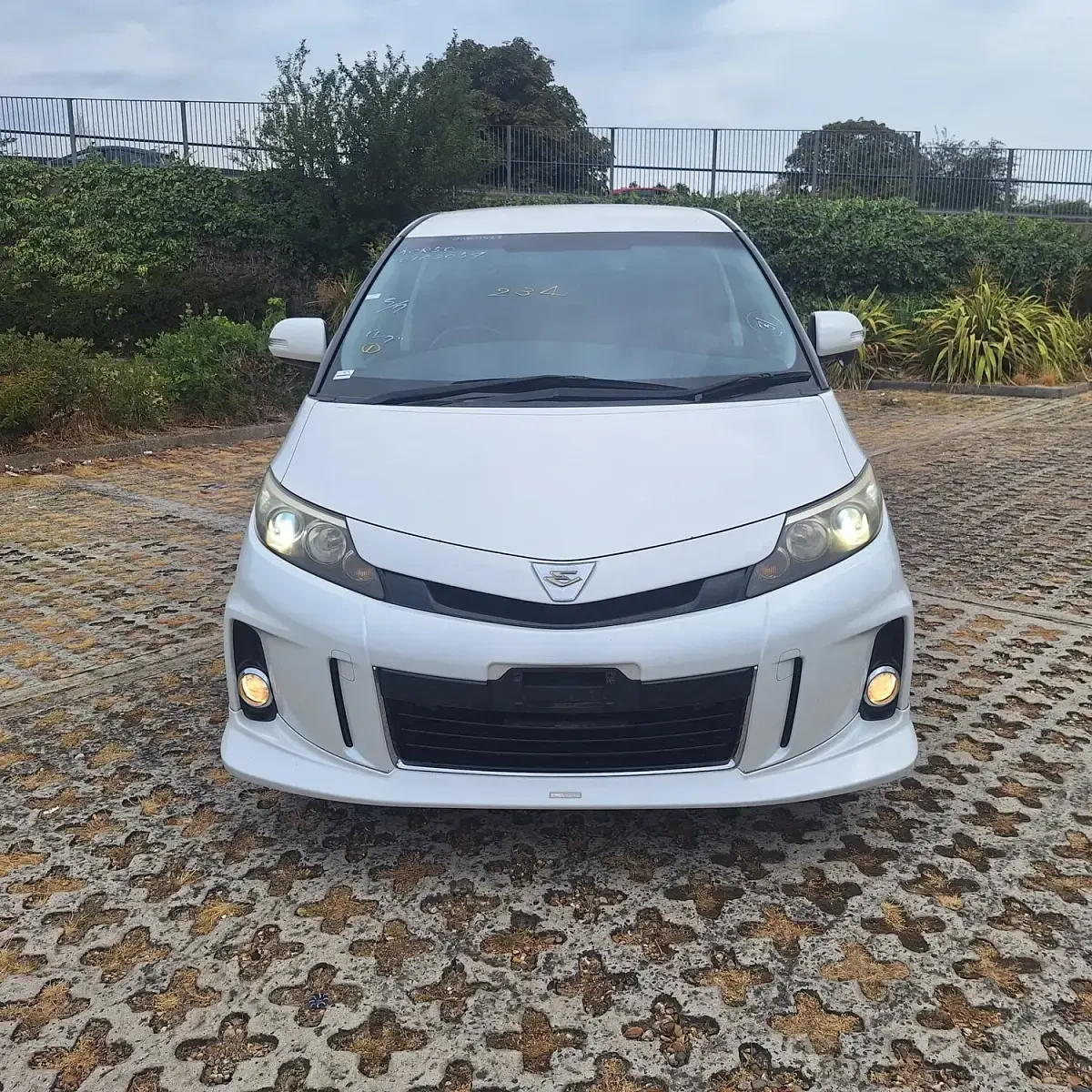 Used Toyota Estima 170 HP (125 kW) 2013 White MPV