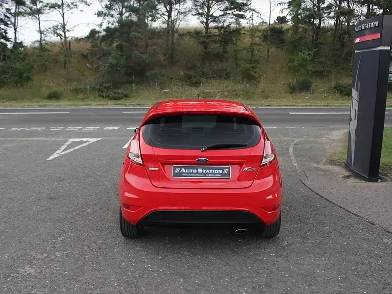 Used Ford Fiesta Zetec 100 HP (73 kW) 2017 Red Hatchback