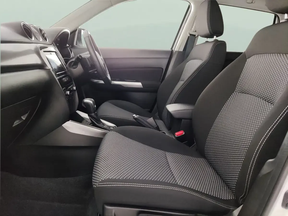 Second-hand Suzuki Vitara SZ-T 115 CP (84 kW) 2022 Alb SUV