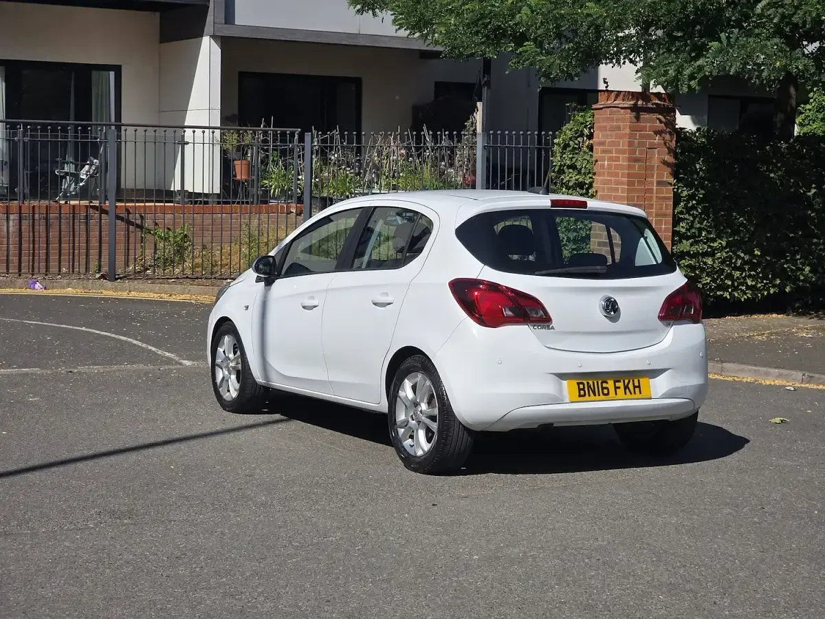 Used Vauxhall Corsa Design Edition 90 HP (66 kW) 2016 White Hatchback