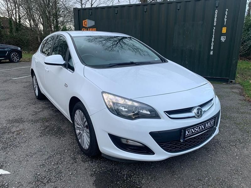 Used Vauxhall Astra Excite 2015 White Hatchback