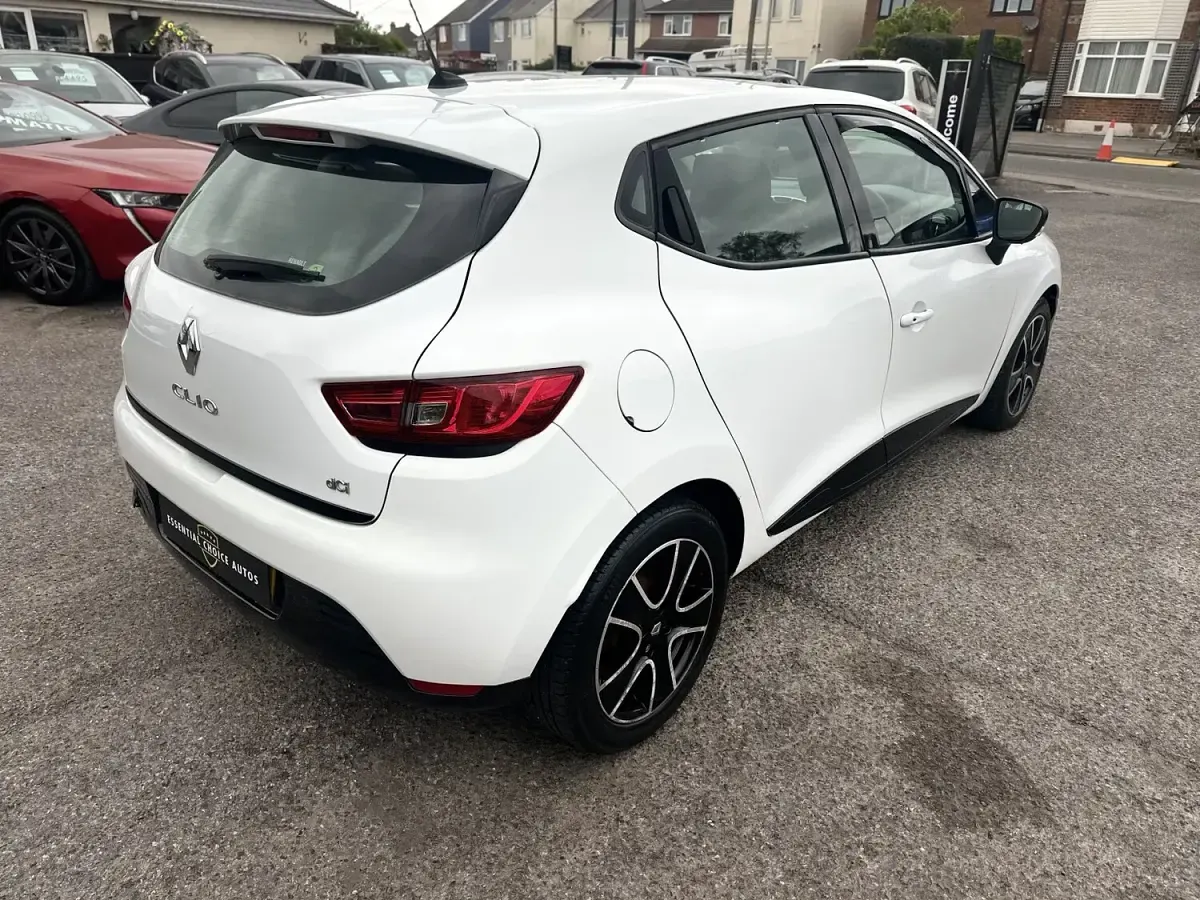 Used Renault Clio IV Dynamique 90 HP (66 kW) 2014 White Hatchback