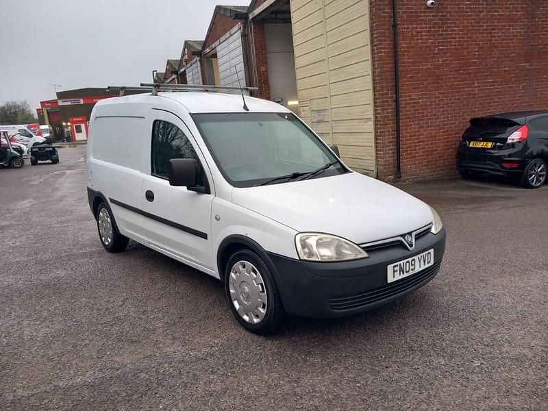 Used Vauxhall Combo 75 HP (55 kW) 2009 White MPV