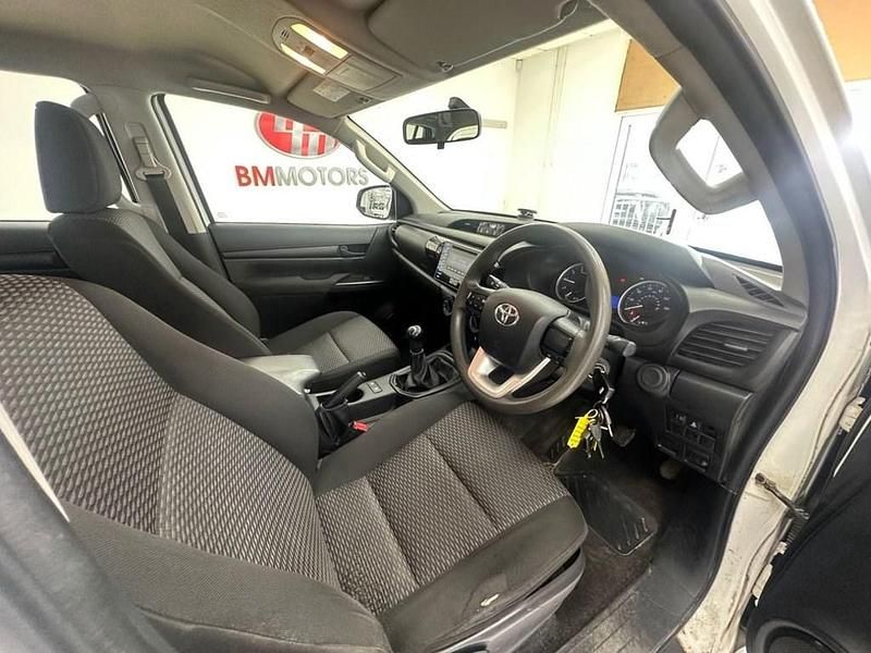 Used Toyota HiLux Active 150 HP (110 kW) 2018 White Pickup