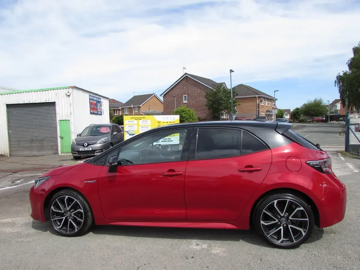 Used Toyota Corolla 122 HP (89 kW) 2019 Red Hatchback
