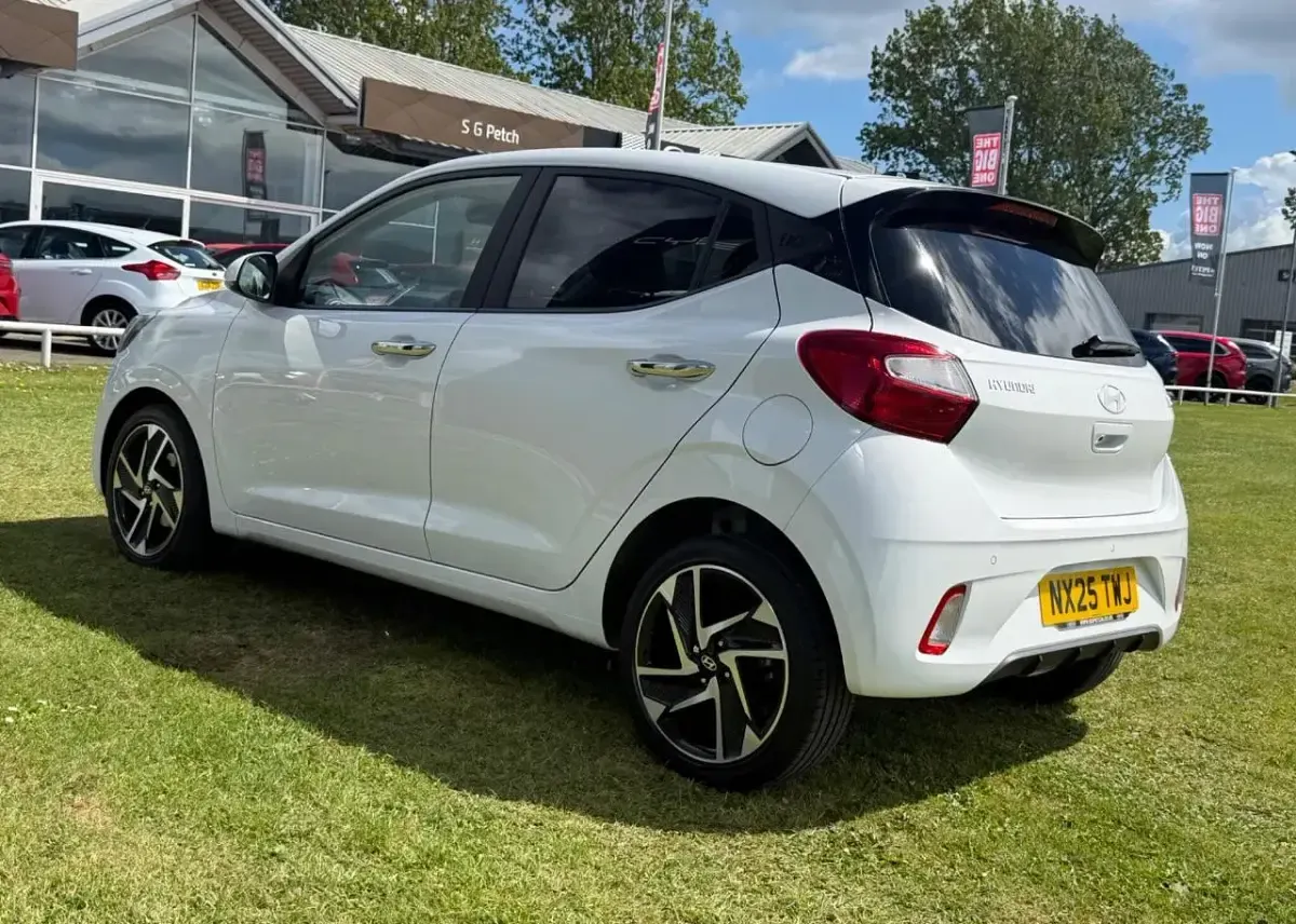 Used Hyundai i10 Premium 62 HP (45 kW) 2025 White Hatchback