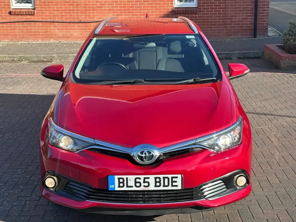 Used Toyota Auris Business Edition 116 HP (85 kW) 2015 Red Estate