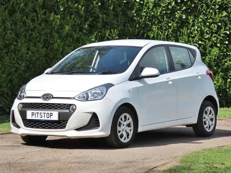 Used Hyundai i10 SE 67 HP (49 kW) 2018 White Hatchback