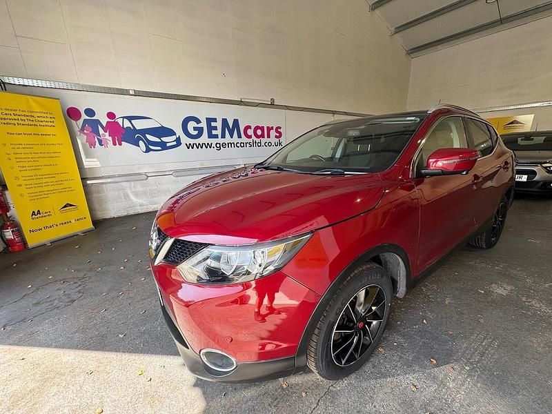 Red Used 2016 Nissan Qashqai N-Connecta SUV | £9,019 (Fair price) - Image 1/4