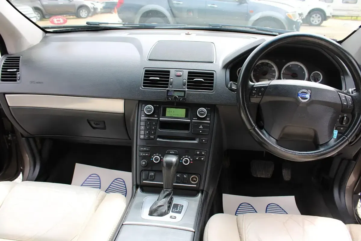 Used Volvo XC90 SE 200 HP (147 kW) 2011 Grey SUV