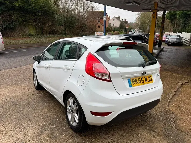 Begagnad Ford Fiesta Zetec 82 HK (60 kW) 2015 Vit Halvkombi