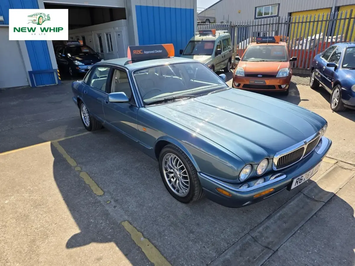 Używany Jaguar XJ8 240 KM (176 kW) 1998 Niebieski Sedan/Limuzyna
