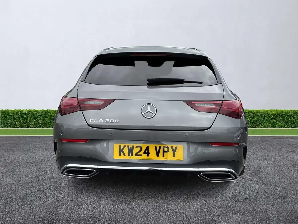Begagnad Mercedes CLA200 Executive 2024 Grå Kombi
