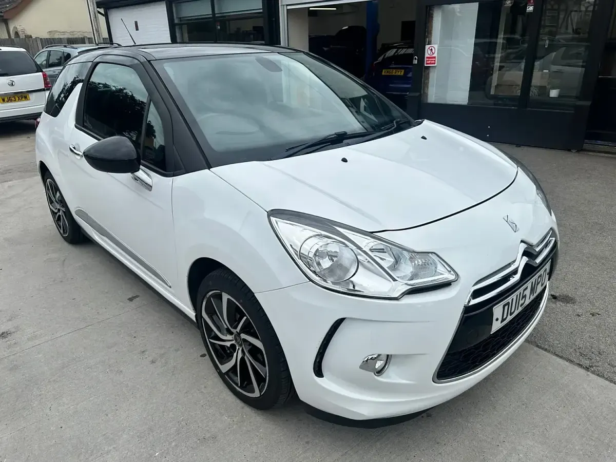 Used Citroën DS3 PureTech 110 HP (80 kW) 2015 White Hatchback