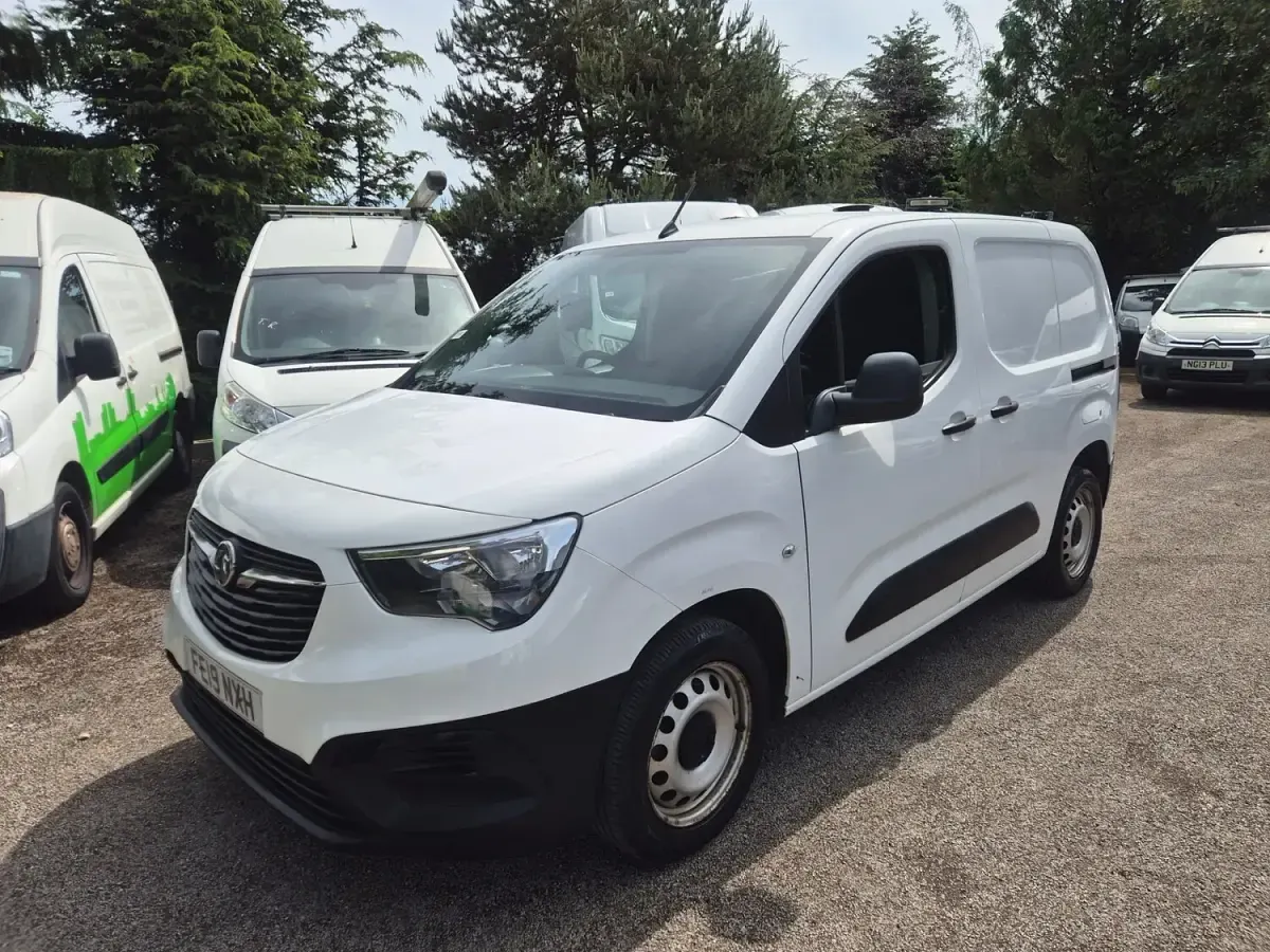 Used Vauxhall Combo Edition 100 HP (73 kW) 2019 White MPV